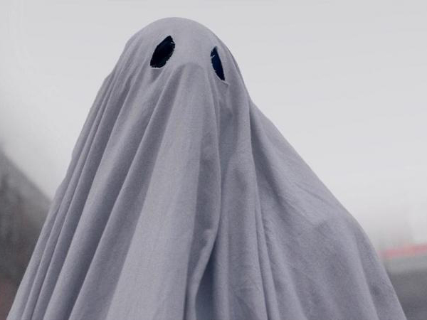 A-Ghost-Story-white-sheet-Affleck